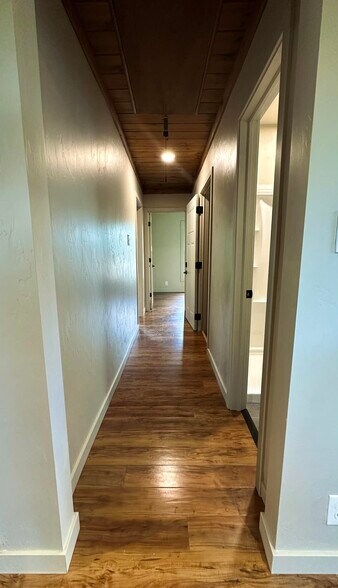 Building Photo - 1005 Broadway Ave