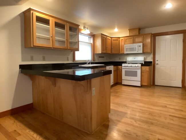 Building Photo - Three bed home with Den/Office in beautifu...