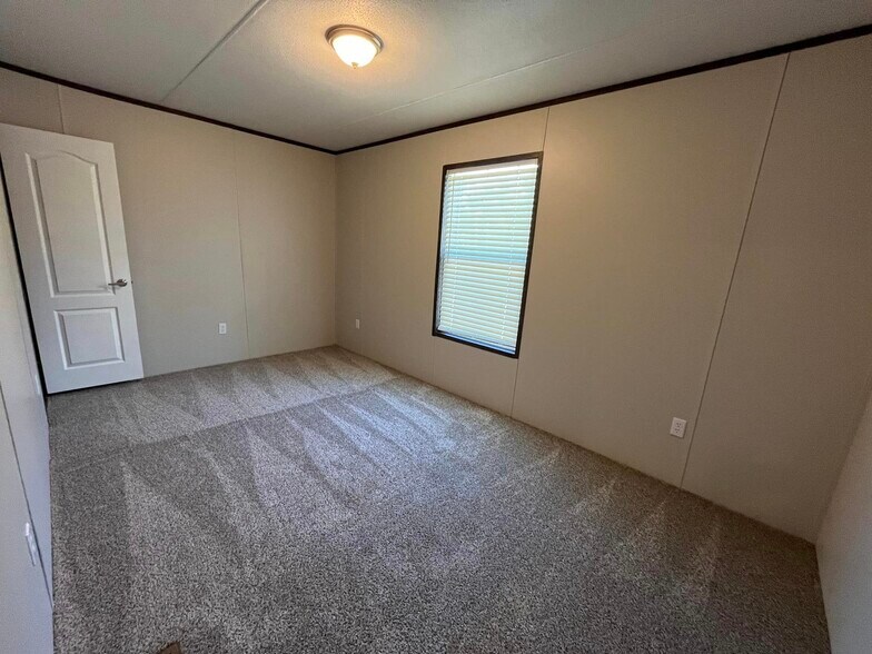 Building Photo - 106 E Semands St