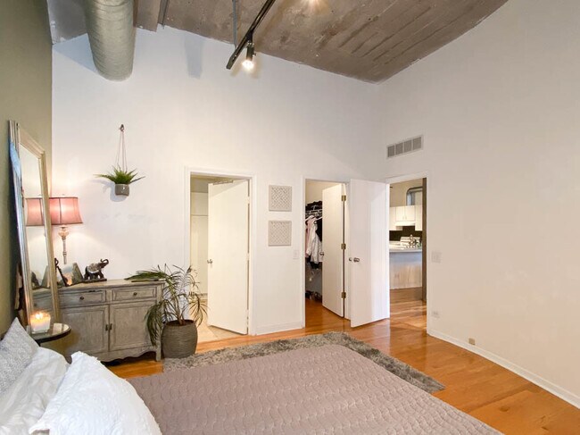 Building Photo - 17 N Loomis St