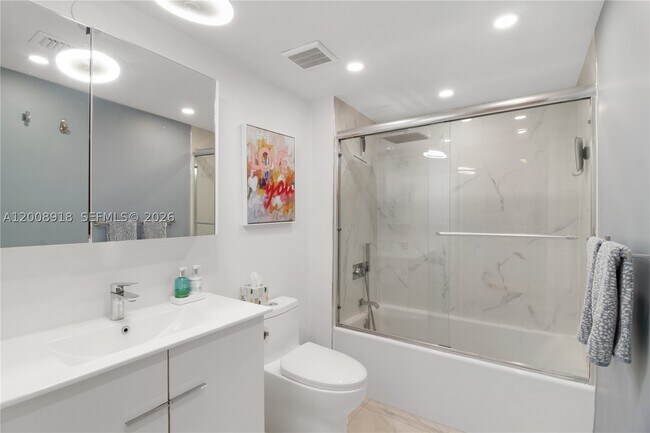 Building Photo - 1155 Brickell Bay Dr