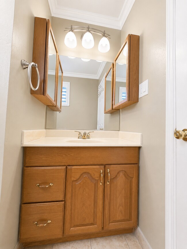 Building Photo - Welcome to this stunning 3 bedroom, 2 bathroom home located in Fremont