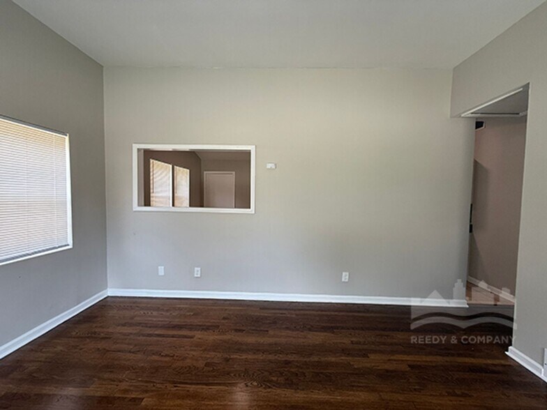 Building Photo - 2076 Willow Wood Ave
