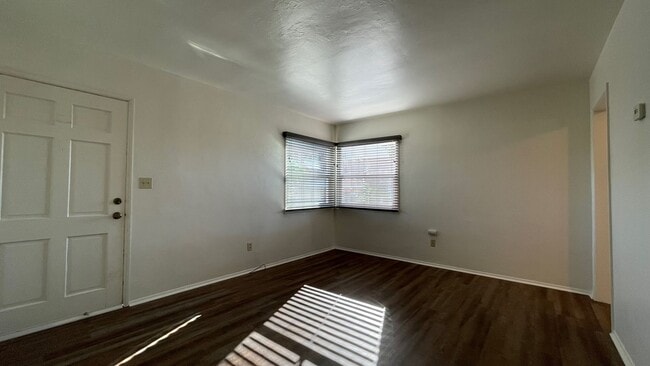 Building Photo - Short Term First Semester Lease: August - December 2026