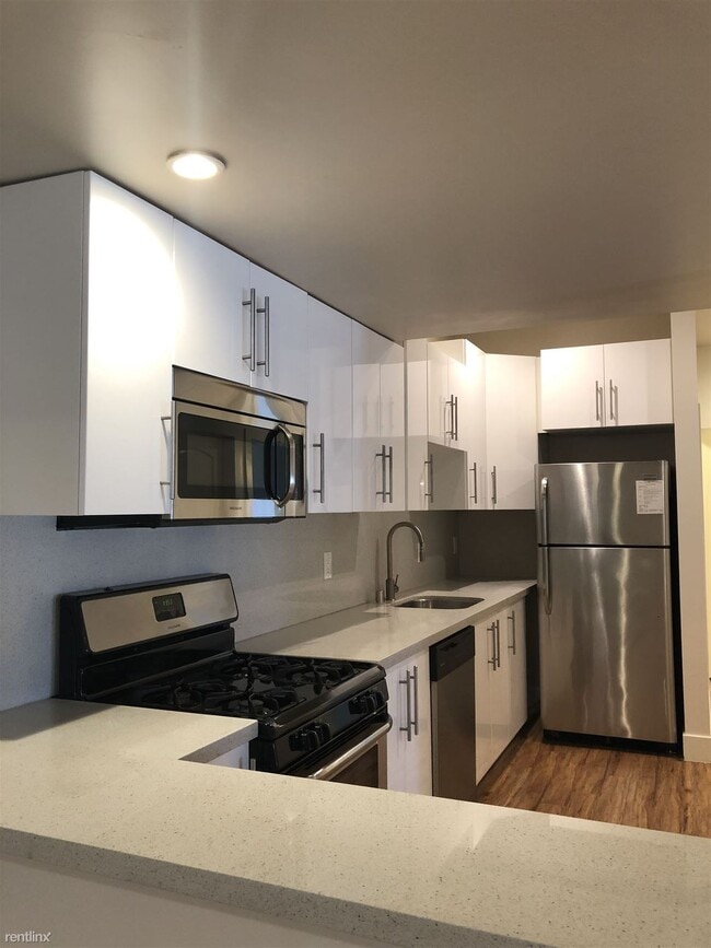Building Photo - 3 br, 1 bath 4plex - 2100 Market St #B