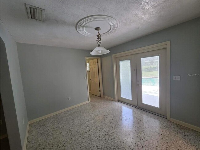 Building Photo - 25601 Laylaine Dr
