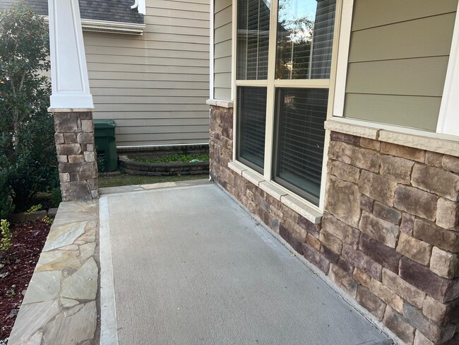 Building Photo - 2121 Chipley Dr