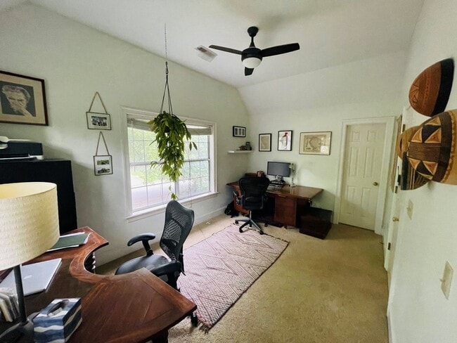 Building Photo - HISTORIC DOWNTOWN  3 bedroom 2.5 bath home