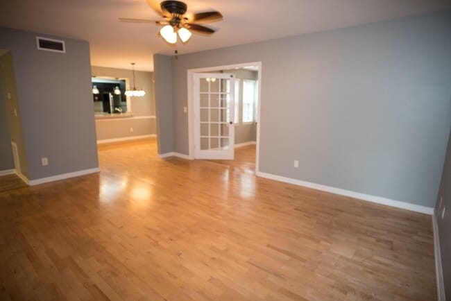 Building Photo - Beautifull Top-Floor 2B/2B Condo in Sought-After Cross Creek Community!