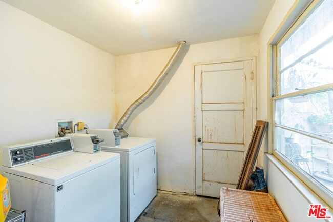 Building Photo - 14942 Dickens St