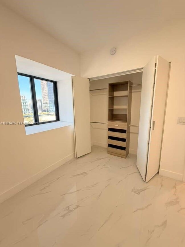 Building Photo - 700 NE 24th St