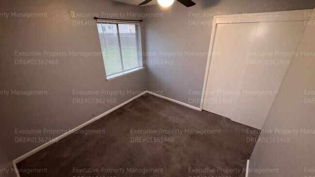 Building Photo - 3 bedroom/ 2 bathroom home nestled in a cul-de-sac.