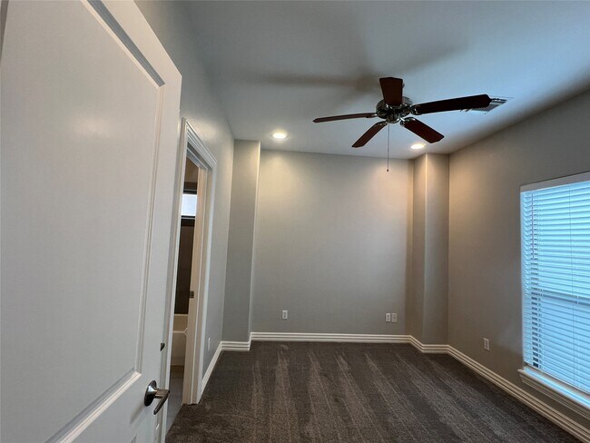 Building Photo - 2314 Camden Dr