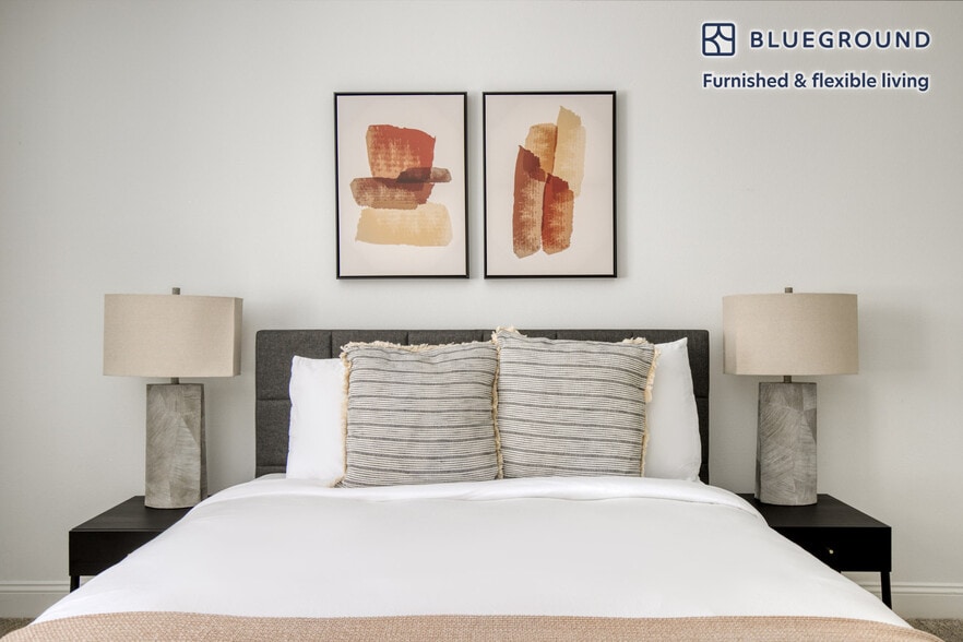 Building Photo - 5710 Crescent Prk E