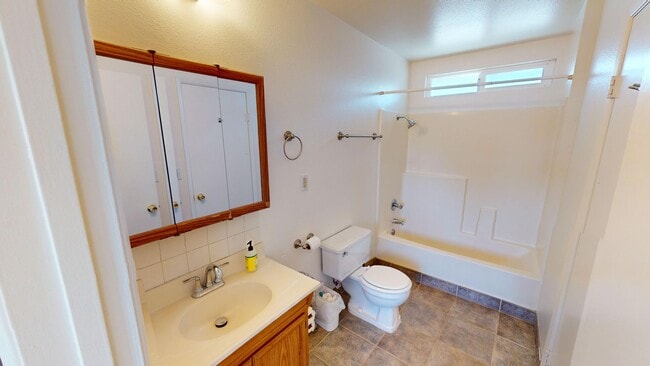 Building Photo - Cozy 3B2B located in a convenient area in Chino Hills!