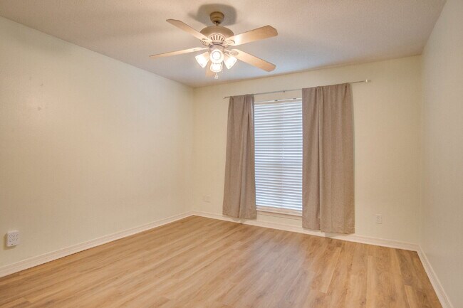 Building Photo - Northeast Pensacola 2 R, 2BA Home Near UWF with Wood-Look Flooring, Large Sunroom, Spacious Lot &...