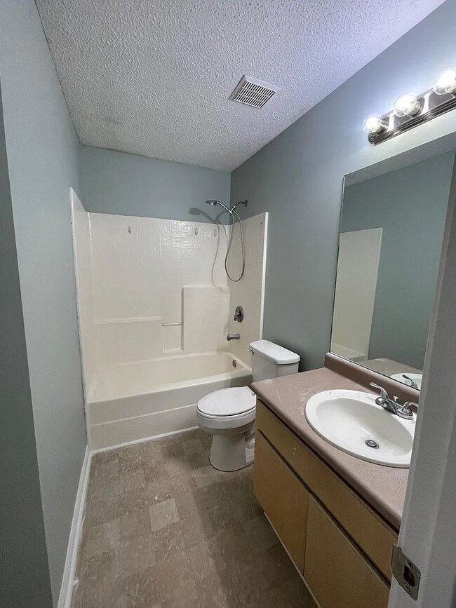 Building Photo - 3 Bedroom, 2 Bathroom Home available in Ma...