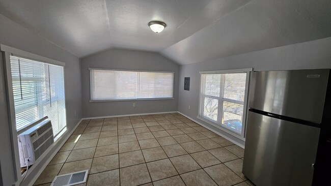 Building Photo - 911 Fruit Ave NW