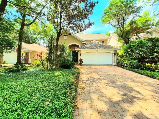 Building Photo - 2214 Green Oaks Ln