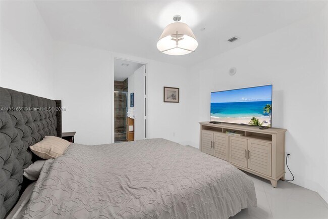 Building Photo - 15811 Collins Ave