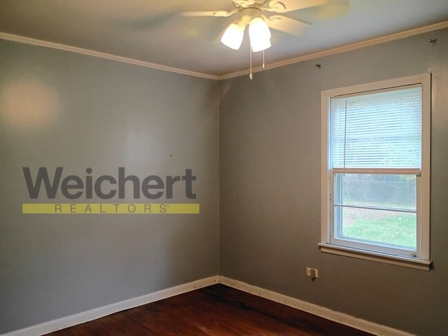 Building Photo - Spacious 4-Bed Home with Fenced Backyard