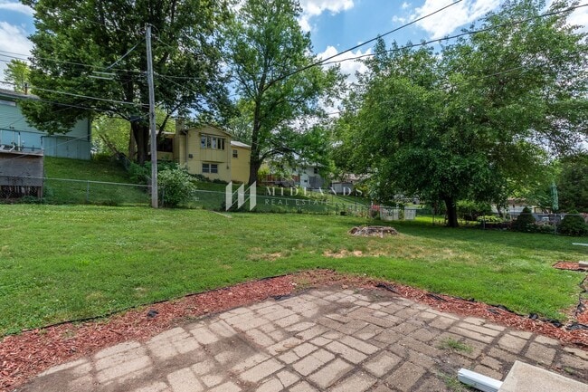 Building Photo - Bellevue Raised Ranch