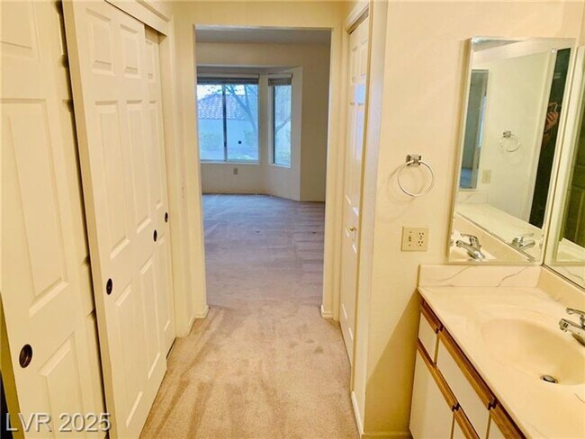 Building Photo - Clean and comfortable townhome in Sun City...