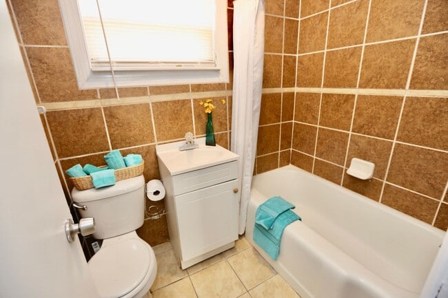 Building Photo - Cozy Cottage By The Sea!  3/2 Available 11...