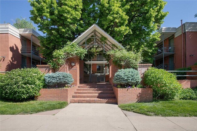 Building Photo - HIGHLY DESIRABLE West Pearl 2 Bed 1 Bath Top Floor Condo-Available August 5th!