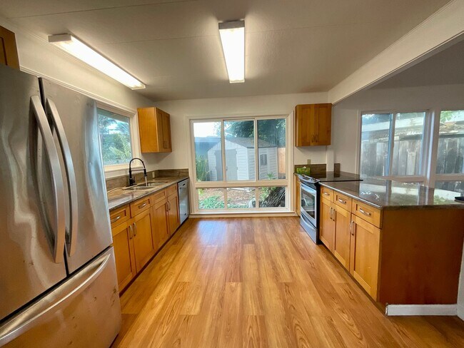 Building Photo - Beautiful, Bright & Airy Beach House--3Bed...