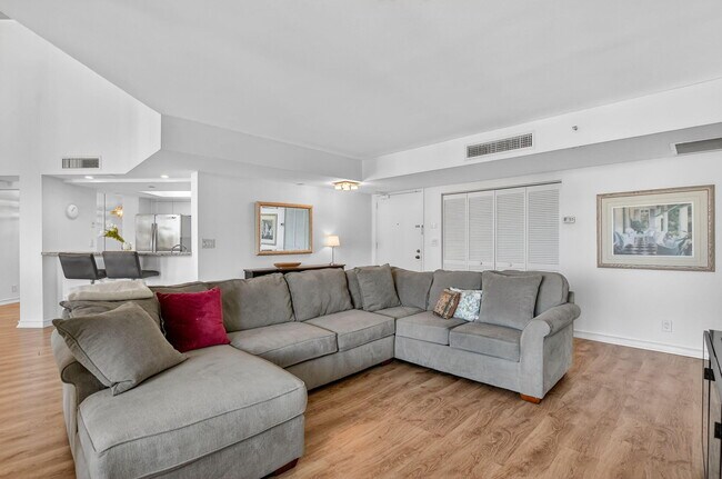 Building Photo - 120 SE 5th Ave