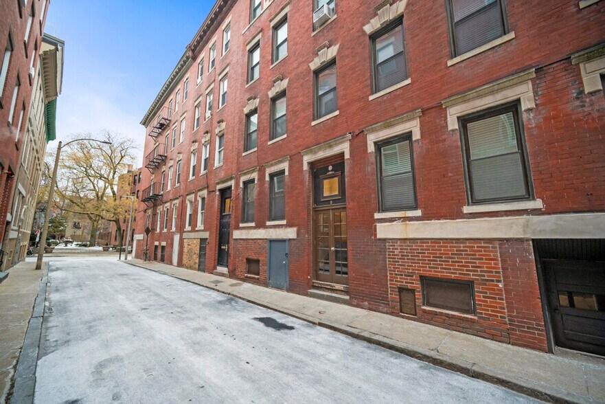 Building Photo - 370 Hanover St