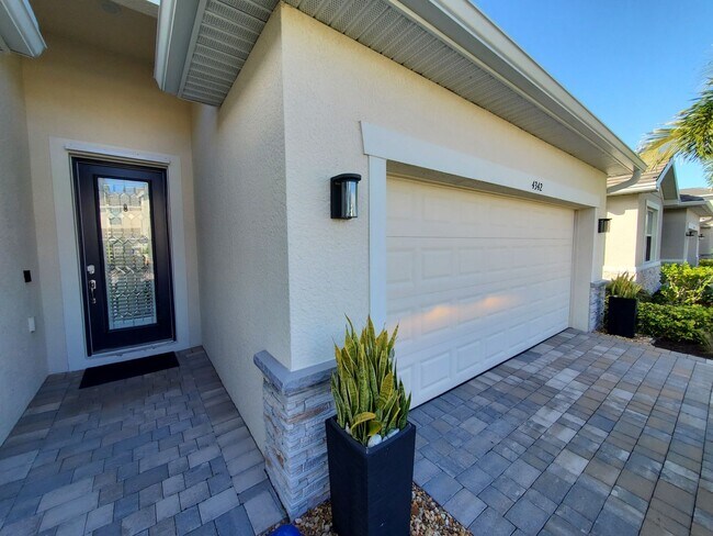Building Photo - 4x3 in Castalina Gated Community, Ft. Myers