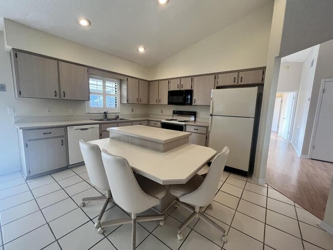 Building Photo - 10448 Water Hyacinth Dr