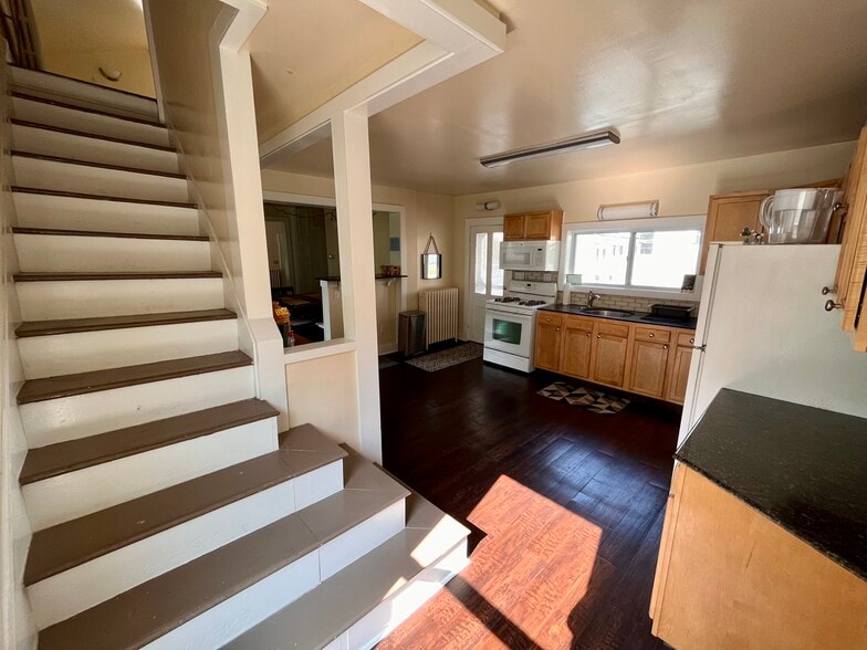 Building Photo - 52 Center St