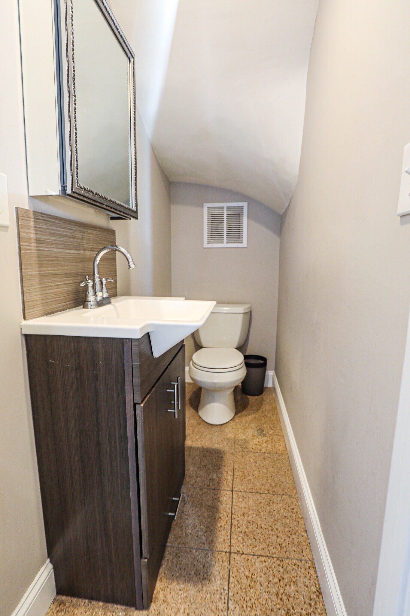 Building Photo - 77 Linden St