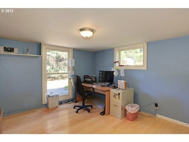 Building Photo - Lovely SW Portland home in RARE Location w...