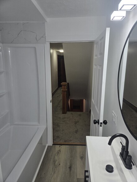 Building Photo - 146 William St