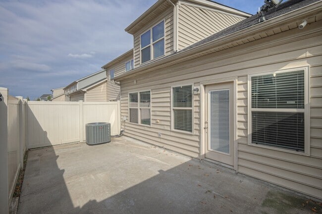 Building Photo - 911 Dahlia Dr