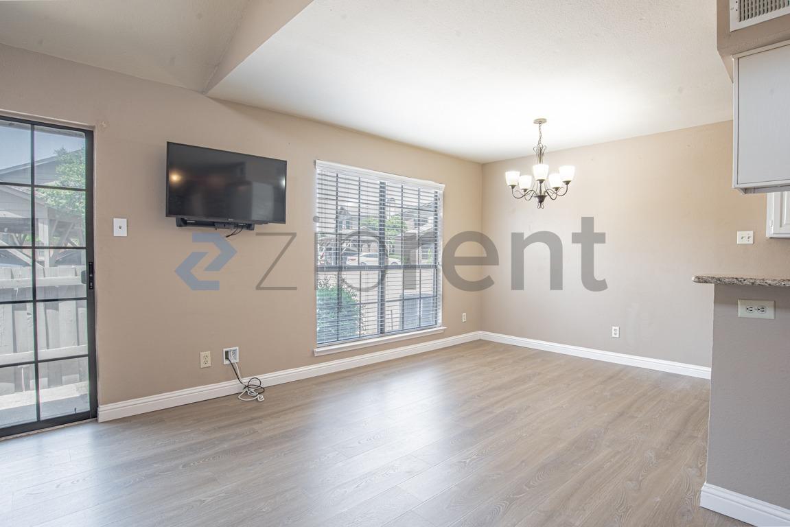 Building Photo - Unit A