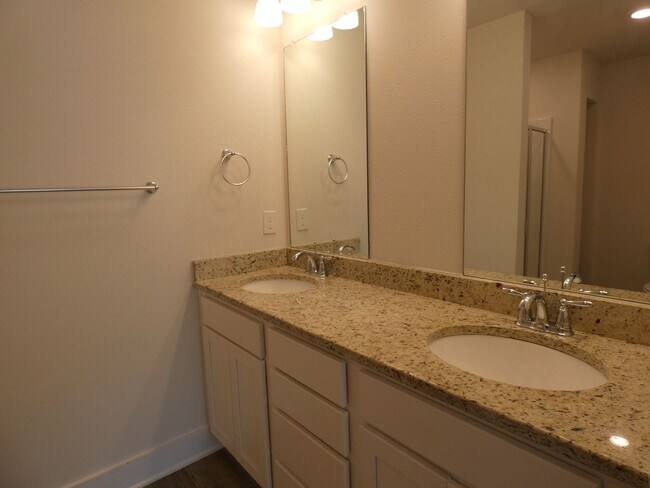 Building Photo - 3-Bedroom Townhome - Admiral's Quarters