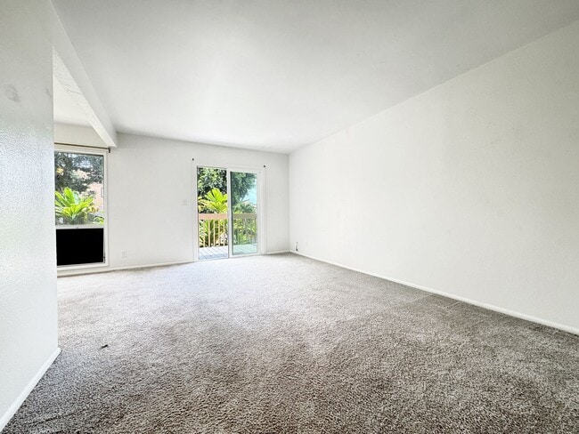 Building Photo - Pet Friendly Kaneohe Townhouse with Covere...