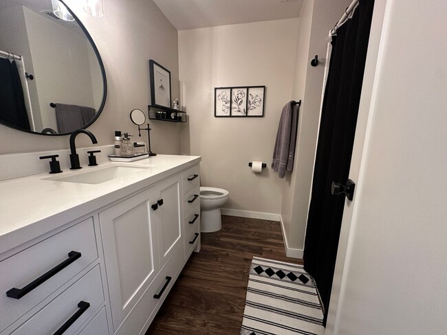 Building Photo - Luxury Furnished Rental in Milwaukie