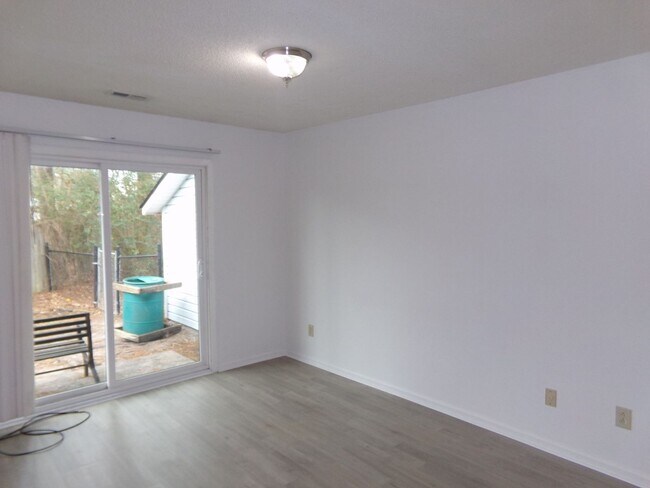 Building Photo - Charming Triplex