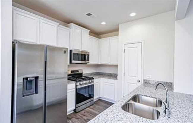 Building Photo - Spacious 3/2 Available On October 1st!