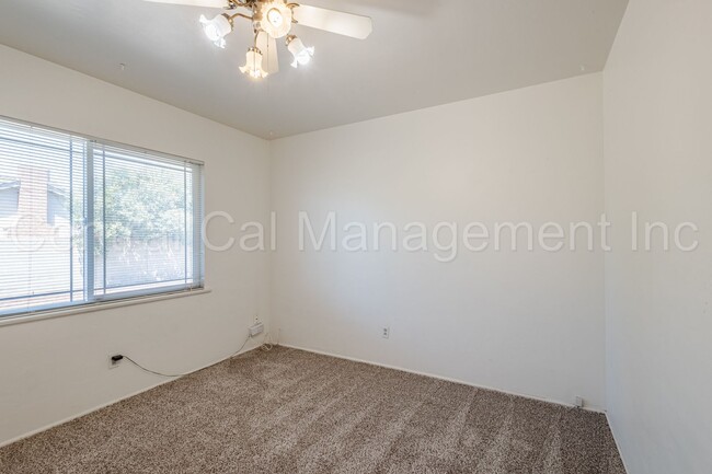 Building Photo - 3 Bedroom, 2 Bath Home Near Bakersfield Co...