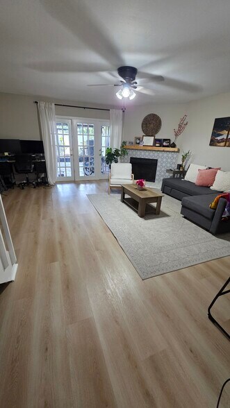 Building Photo - 16084 Dawnview Dr