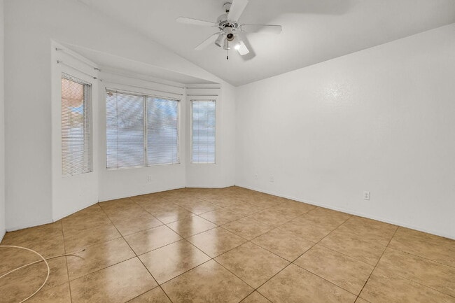 Building Photo - "Charming 3-Bed Oasis with 2 Full Baths in Las Vegas – 1,289 Sq Ft of Comfort!"