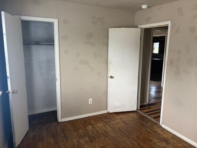 Building Photo - $1,500 Move-In Special