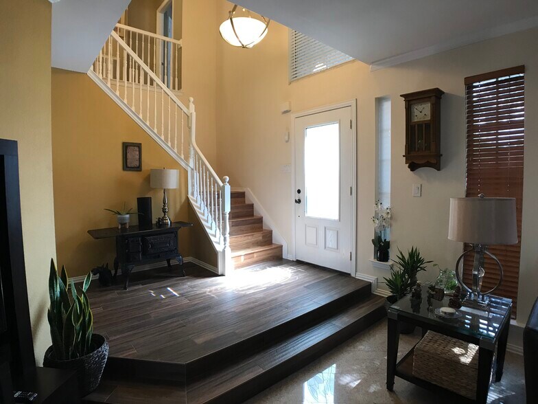 Building Photo - 1761 Meyerwood Ln S